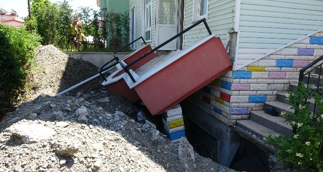 Tadilat yapılan evin balkonu çöktü: 1 yaralı