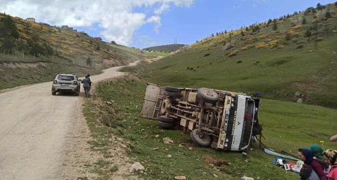 Kontrolden çıkan kamyonet şarampole yuvarlandı