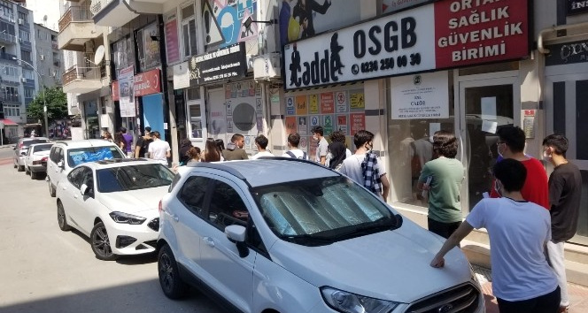 Bedava ehliyet için uzun kuyruk