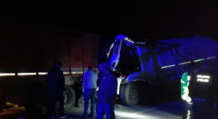 Oksijen gazı yüklü tanker kaza yaptı, yol trafiğe kapatıldı