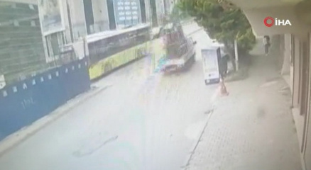 Kağıthanede İETT otobüsünün metro inşaatı bariyerlerine çarptığı anlar kamerada