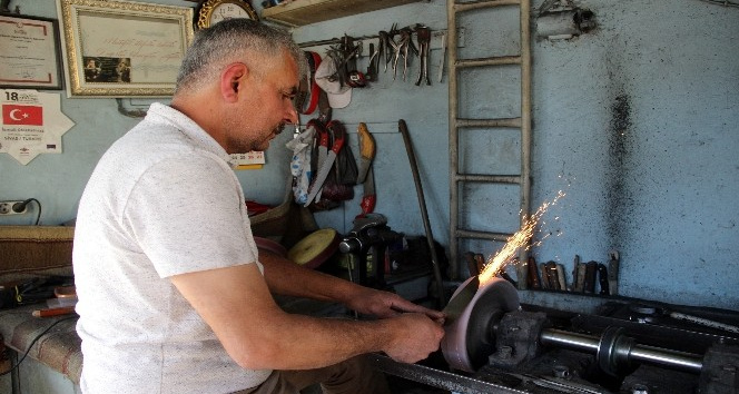 Sivaslı bıçak ustaları kurban mesaisine erken başladı
