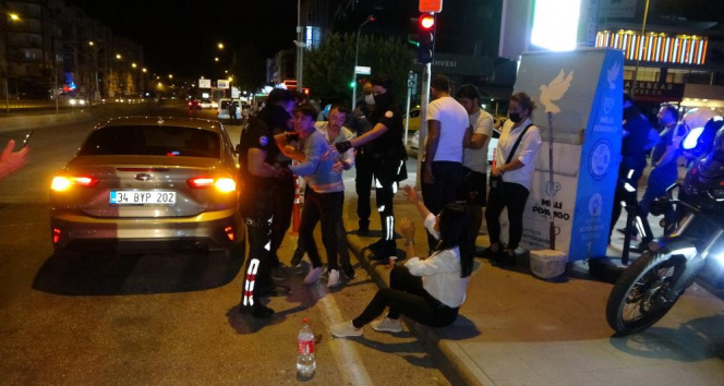 Antalya&#039;da alkollü sürücü 5 araca çarpıp hurdaya çevirdi:2 yaralı