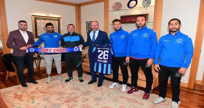 Anadolu Üniversitesi Futbol Takımı’ndan yeni sezon öncesi Rektör Erdal’a ziyaret