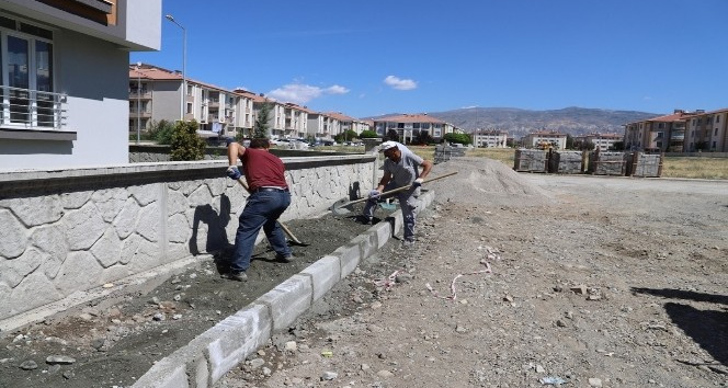 Erzincan’da imarlaşmanın başladığı kısımlarda kaldırım çalışmaları sürüyor