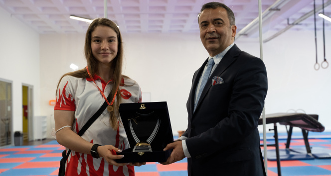 Dünya Şampiyonu Ayşe Begüm Onbaşı, adını üniversitesine yazdırdı