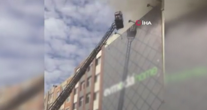 Esenler’de alışveriş merkezinde yangın paniği