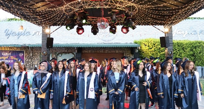 Özel Buca Radikal Anadolu Lisesinde mezuniyet heyecanı