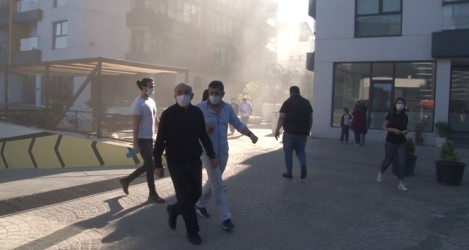 Ümraniye’de sitede yangın çıktı, vatandaşlar tahliye edildi
