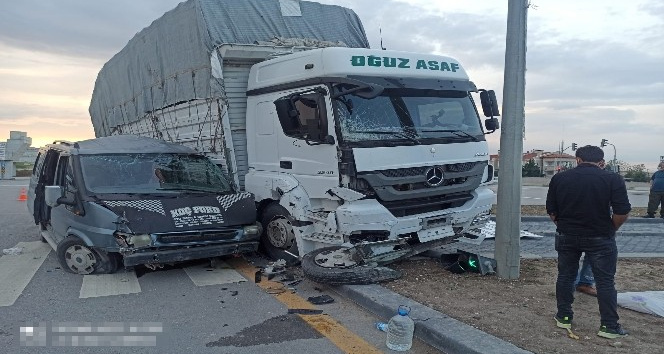 Başkent’te kamyon minibüsle çarpıştı: 2 yaralı