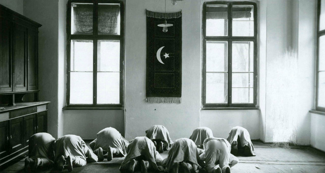 Galiçya'daki Türk askerlerinin namaz kılarken çekilen fotoğrafları 104 yıl sonra ortaya çıktı