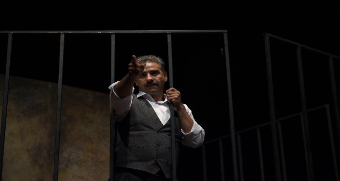 Mersin Şehir Tiyatrosu, ‘Aslolan Hayattır’ oyununu Adana’da sahneledi