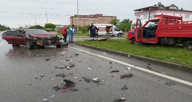 Samsun’da otomobil kamyonete çarptı: 4 yaralı