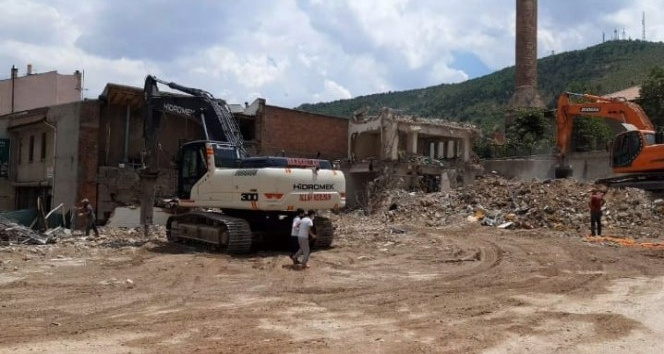Afyonkarahisar Belediyesi’nden kontrolsüz ve güvenliksiz yıkım