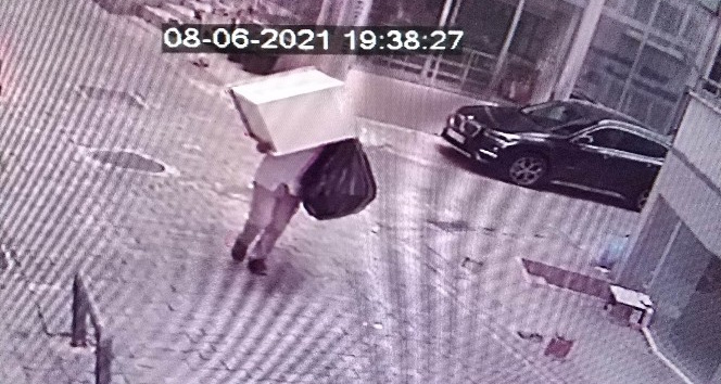 Fırının metal dolabını çalan hırsız kameraya yakalandı