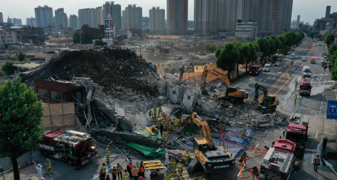 Güney Kore'de 5 katlı bina otobüsün üzerine devrildi: 9 ölü, 8 yaralı