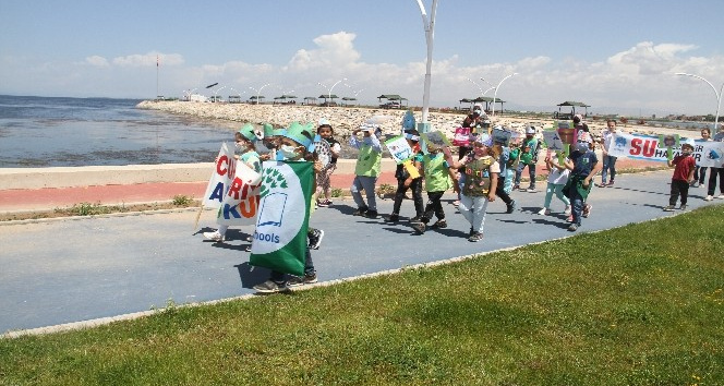 Göl kıyısında yürüyüş yapan öğrenciler ‘Beyşehir Gölü kurumasın, hayat durmasın’ dedi