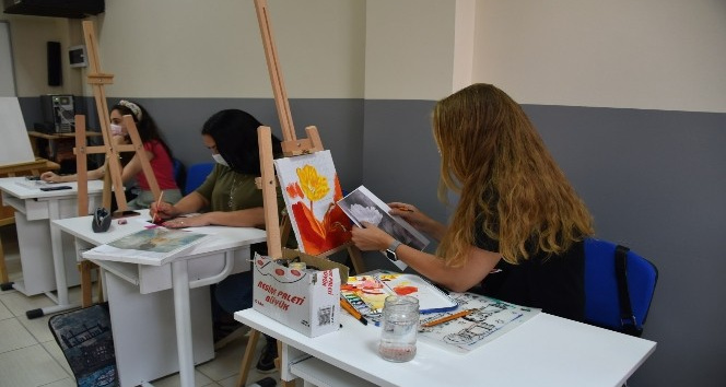 Yunusemreli kadınlar resim yeteneklerini geliştiriyor