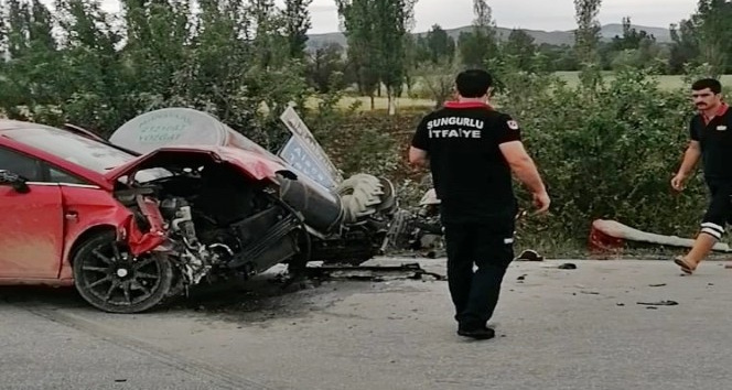 Sungurlu’da otomobil traktörle çarpıştı: 2 yaralı
