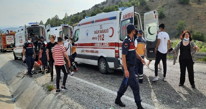 Denizli’de tur otobüsü devrildi: Çok sayıda yaralı öğrenci var