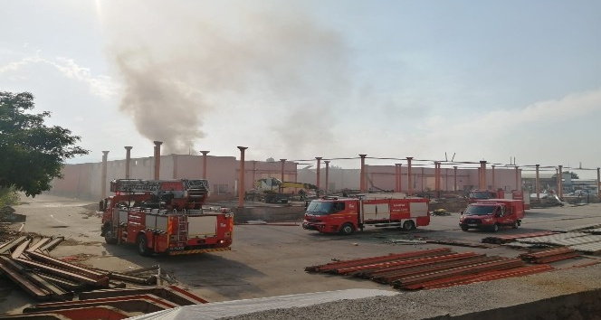 Turgutlu’da yıkımı yapılan soğuk hava deposunda yangın