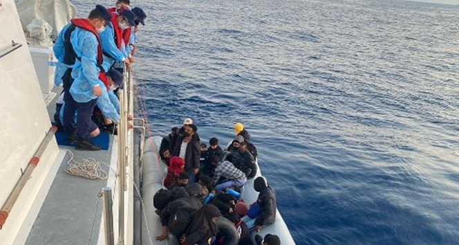 İzmir açıklarında 31 düzensiz göçmen kurtarıldı