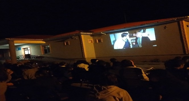 Sarıkamış Karapınar İlk ve Ortaokulu Yöneticilerinden açık havada sinema keyfi