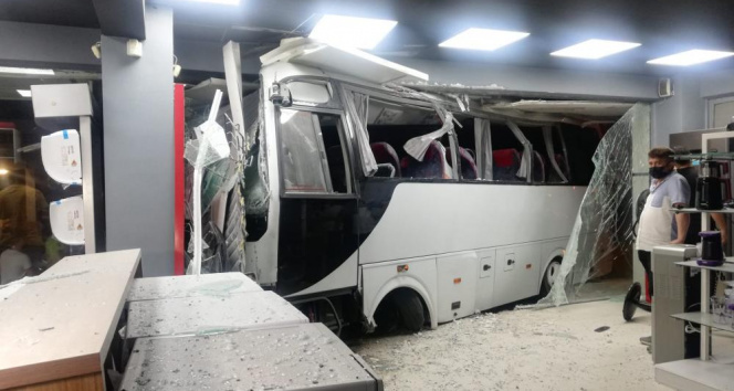 İzmir&#039;de işçi servisi mobilya mağazasına daldı: 12 yaralı
