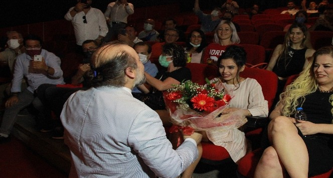 Tiyatro salonunda oyuncudan sürpriz evlilik teklifi