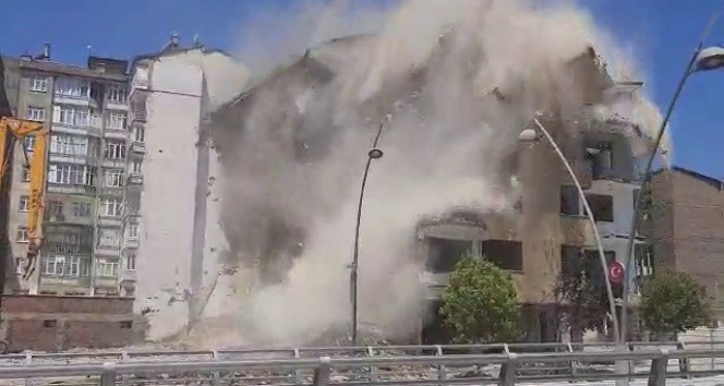 Elazığ’da ağır hasarlı 8 katlı bina korna sesi ile yıkıldı