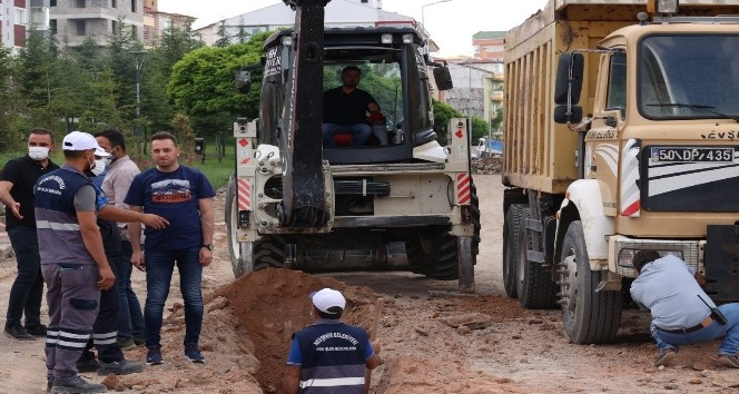 Vefa Küçük Caddesinde içme suyu hattı yenileniyor