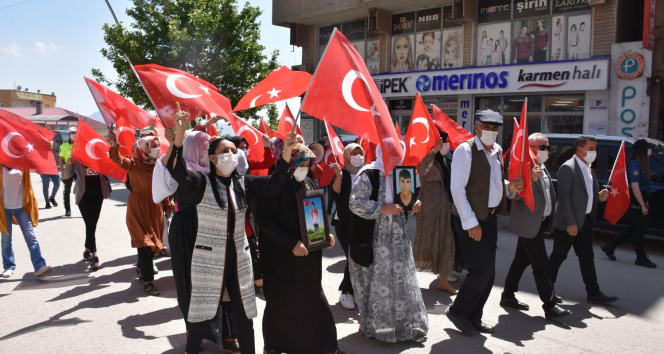 Şırnak’ta terör mağduru aileler HDP İl Başkanlığı binası önünde eylem yaptı