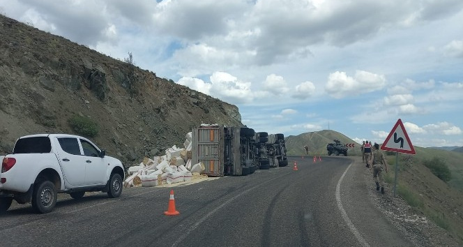 Tunceli’de saman yüklü kamyon devrildi: 2 yaralı
