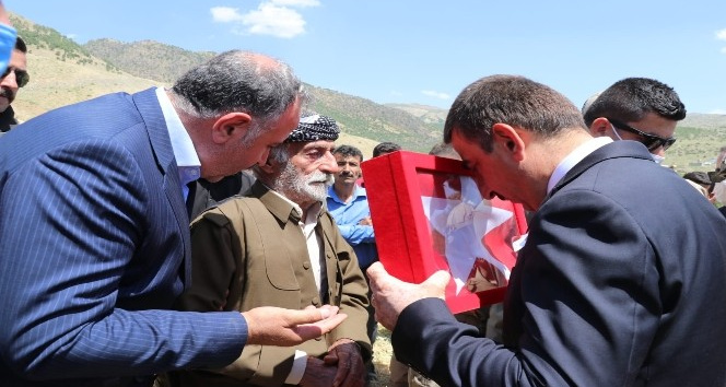Siirt Valisi Hacıbektaşoğlu, şehit güvenlik korucusu Mehmet Babat’ın ailesine taziye ziyaretinde bulundu
