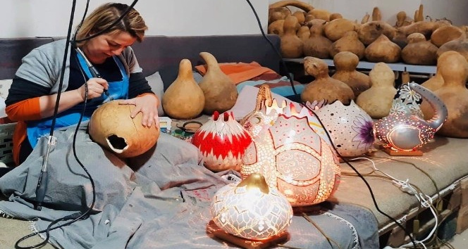 Su kabaklarını sanat eserine dönüştürüyor