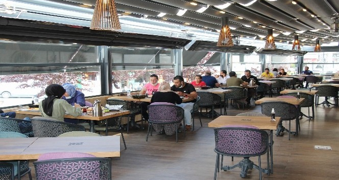 Kafe ve restoranlara vatandaşlar yoğun ilgi gösteriyor