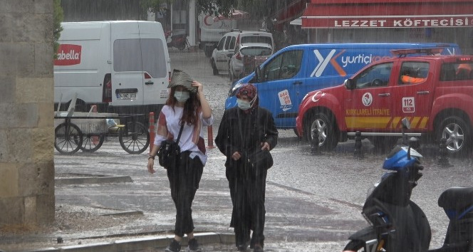 Kırklareli’nde sağanak yağış vatandaşları hazırlıksız yakaladı