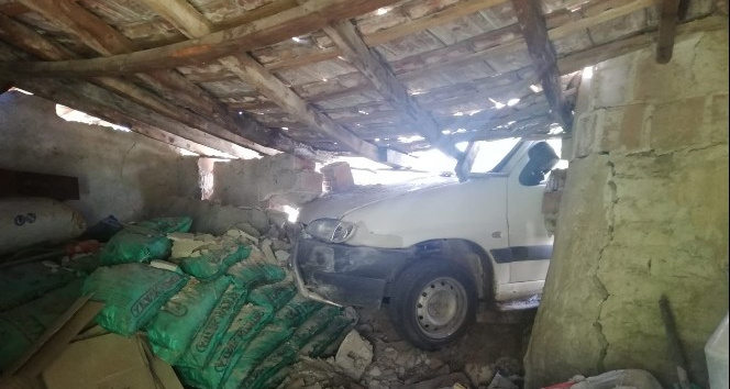 İki hafif ticari aracın çarpıştığı kaza kamerada: 2 yaralı