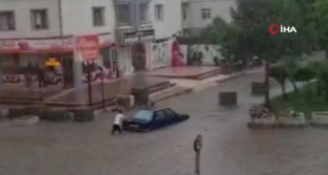 Başkent&#039;te otomobiller sel suları içinde kaldı
