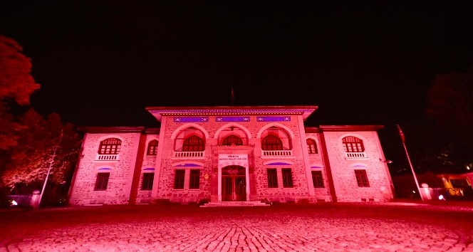 Türkiye’nin sembol bina ve tarihi yapıları Kızılay için kırmızı ışıkla aydınlandı