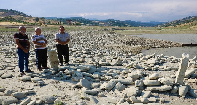 Sular çekilince mezarlık ortaya çıktı, yakınları mezar başında dua etti