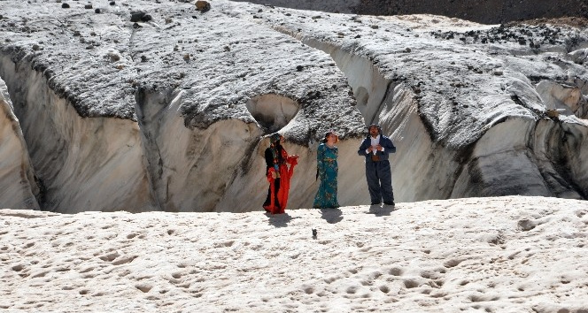 Yüksekova Cilo Dağlarındaki 20 bin yıllık buzullar görenleri büyülüyor