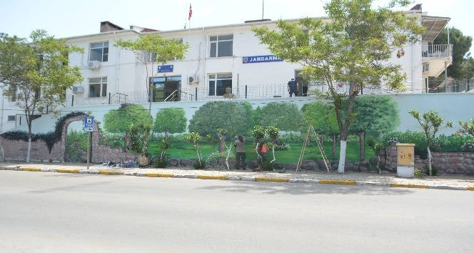 Sardunya festivali öncesinde duvarlara hayat veriyorlar