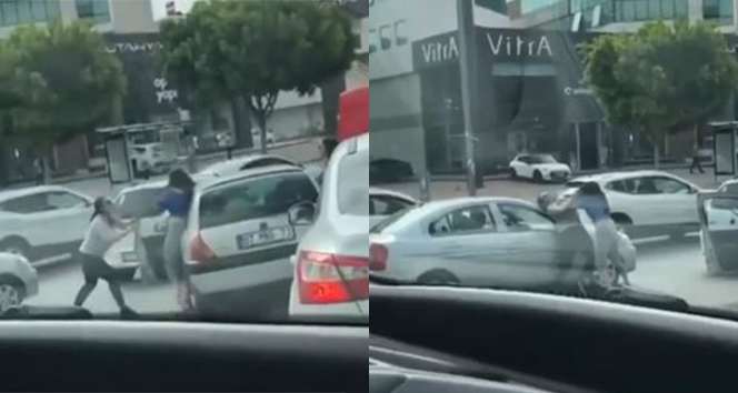 Antalya’da iki kadının, trafikteki saç başa kavgası kamerada