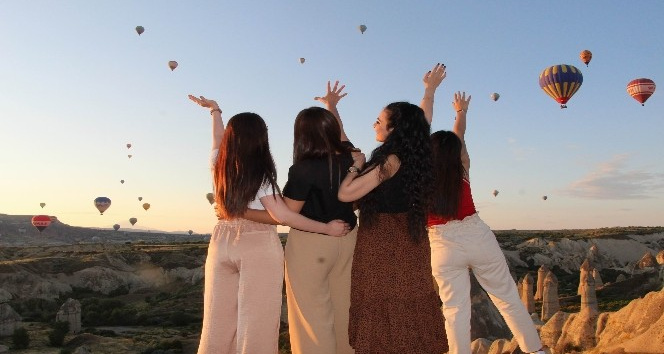 Kapadokya’da gökyüzünde görsel şölen