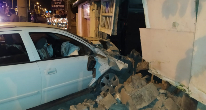 Otomobil tamirhanenin duvarına çarptı: 4 yaralı