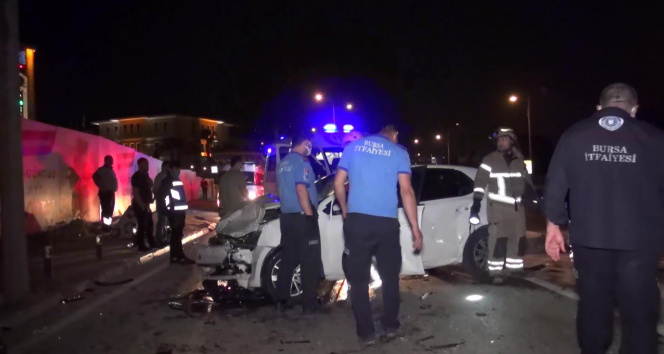 Kontrolü kaybeden sürücü karşı şeride uçup başka otomobile çarptı: 2 ağır yaralı