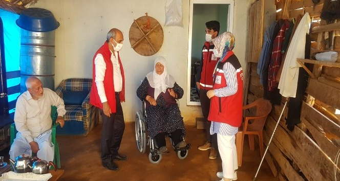 Yaşlı ve engelli kadına tekerlekli sandalye desteği