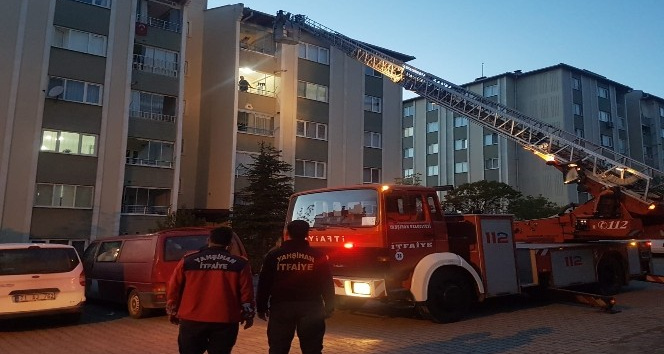 Oluğa sıkışan kargayı itfaiye kurtardı