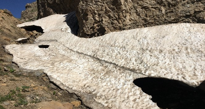 Sıcak havaya rağmen erimeyen kar tünelleri görenleri şaşırtıyor